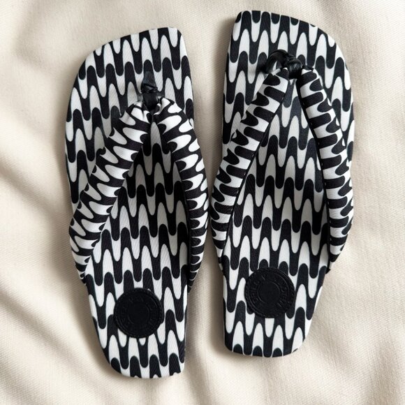 Dries Van Noten Printed Flip Flops, size 38 (fits like 8.5) - Picture 2 of 7